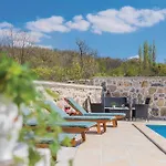 4 Bedroom Pet Friendly In