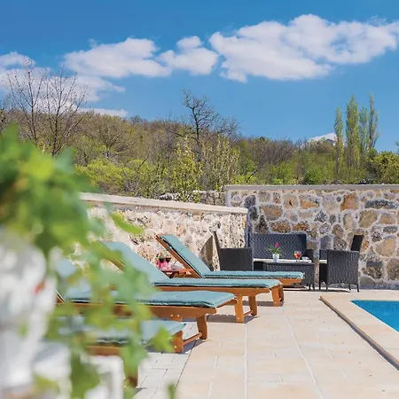 4 Bedroom Pet Friendly In