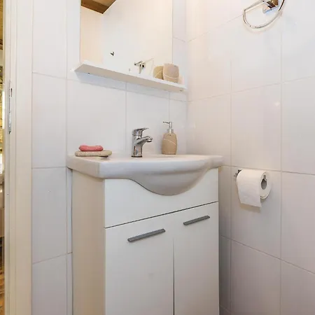 4 Bedroom Pet Friendly In *