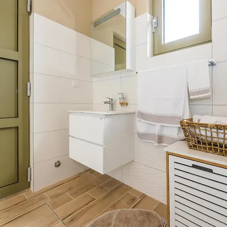 Nice Home In Drnis With Sauna Drniš