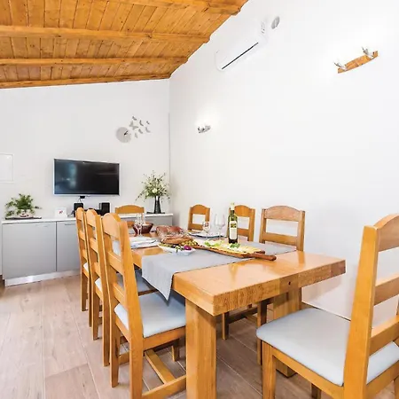 Nice Home In Drnis With Sauna * Drniš