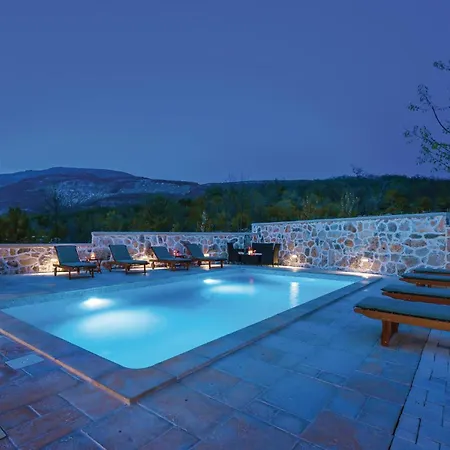 Holiday home 4 Bedroom Pet Friendly In