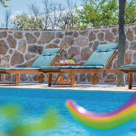 4 Bedroom Pet Friendly In *