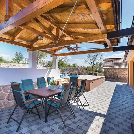 Holiday home 4 Bedroom Pet Friendly In *