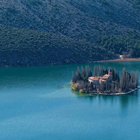 4 Bedroom Pet Friendly In