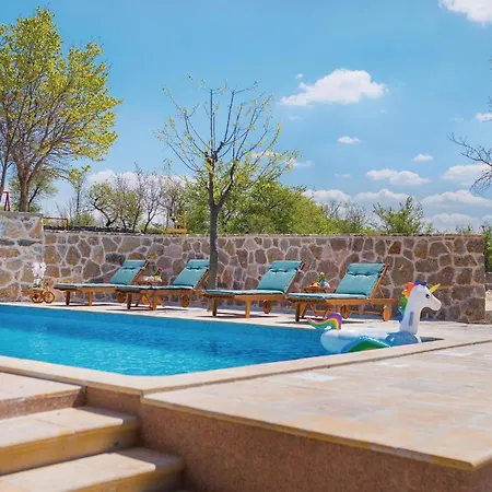 4 Bedroom Pet Friendly In *