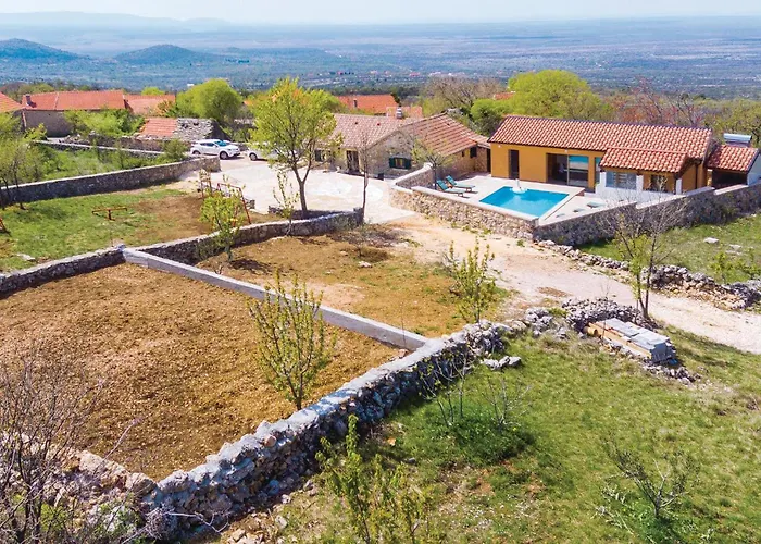 בית נופש 4 Bedroom Pet Friendly In *