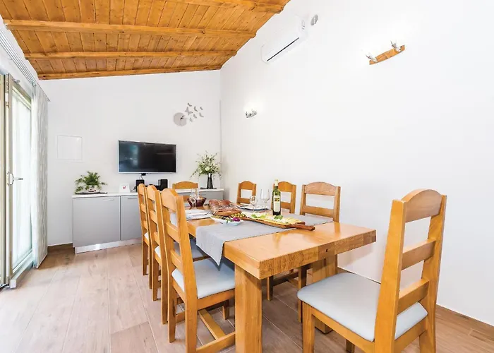 4 Bedroom Pet Friendly In * Drniš