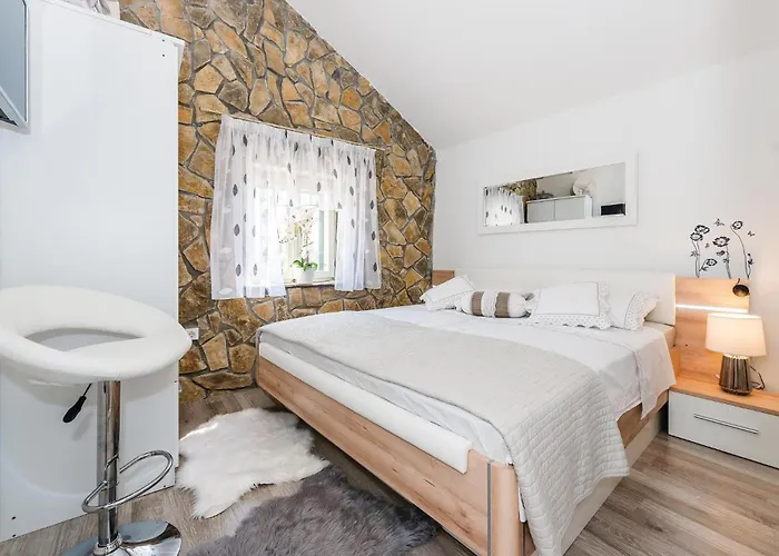 בית נופש 4 Bedroom Pet Friendly In Drniš