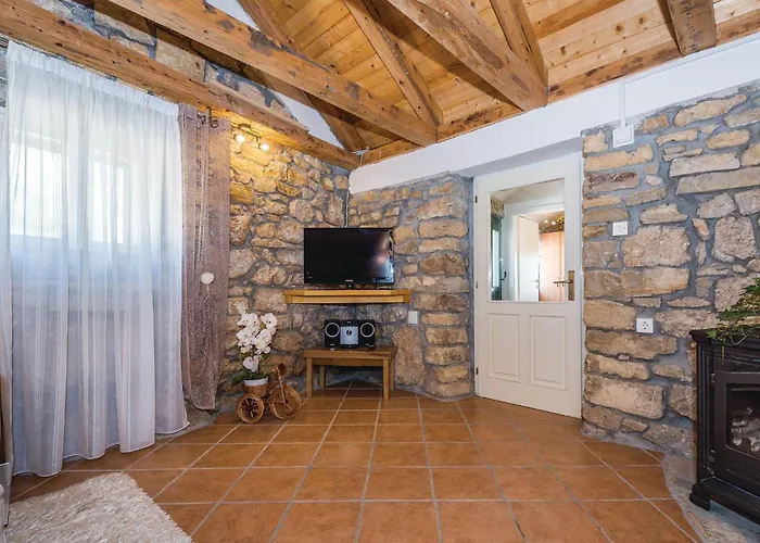 בית נופש 4 Bedroom Pet Friendly In *