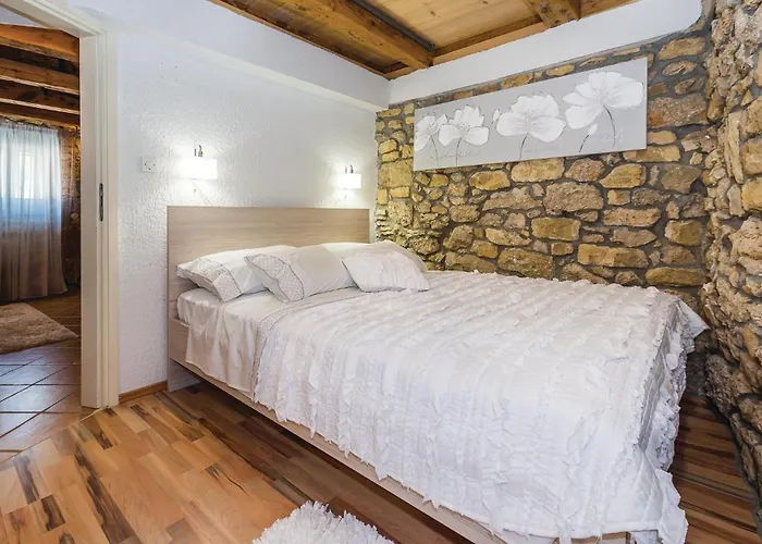 בית נופש 4 Bedroom Pet Friendly In Drniš