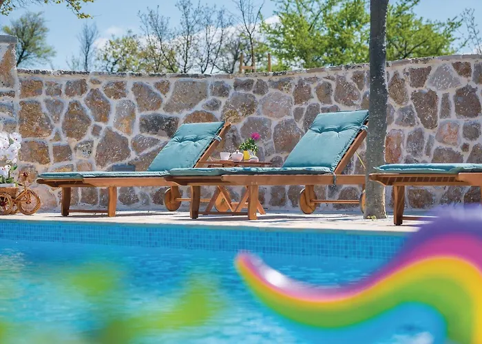 4 Bedroom Pet Friendly In *