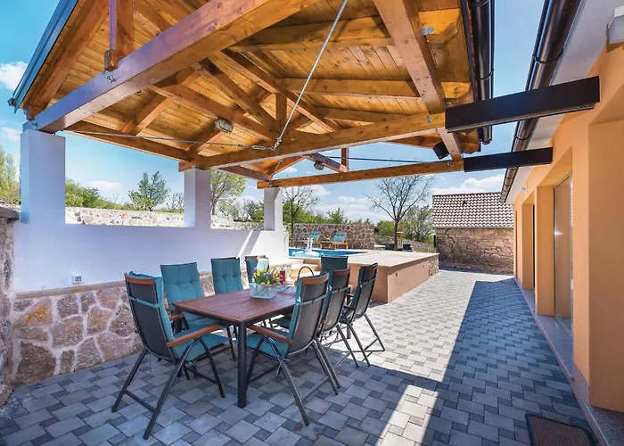 Vikendica 4 Bedroom Pet Friendly In *