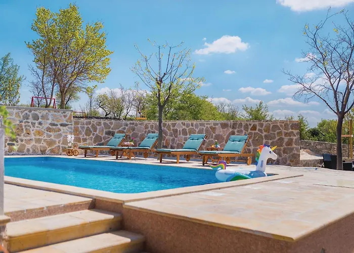 4 Bedroom Pet Friendly In *